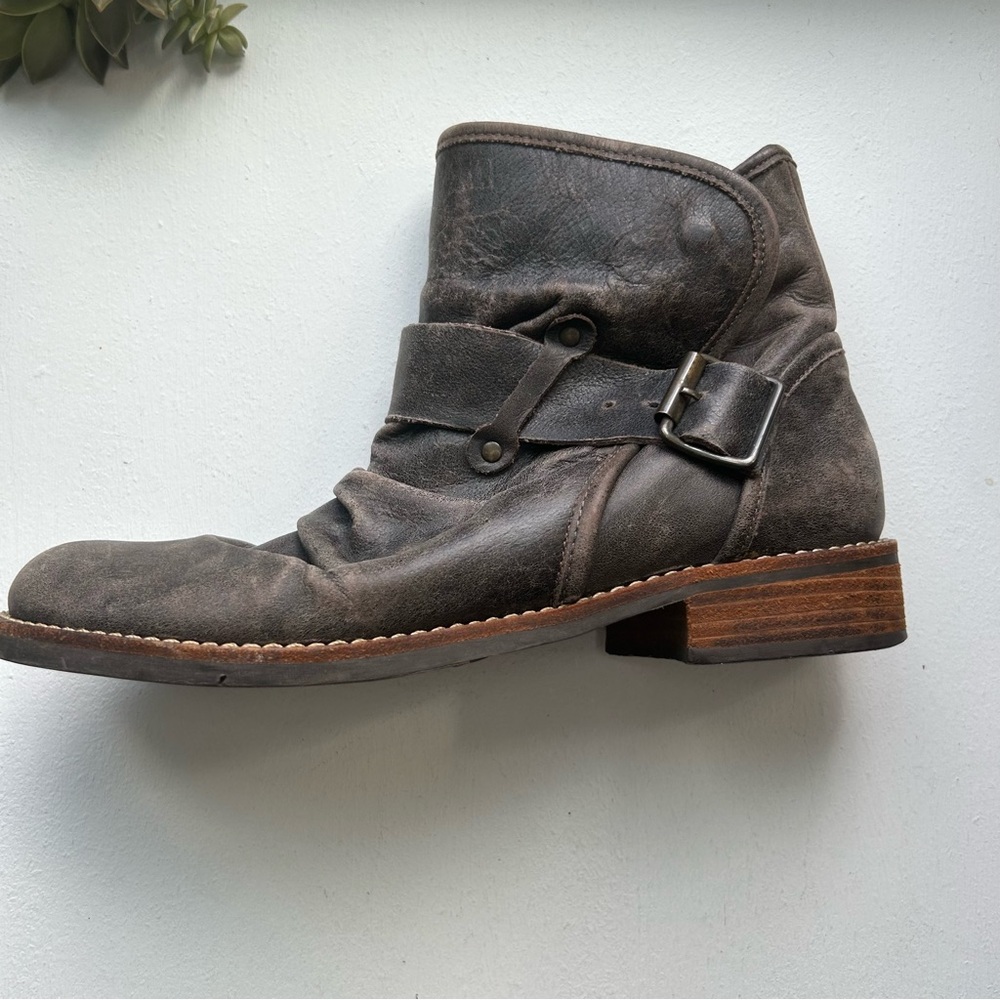 Mattise boots brown leather ankle booties buckle distress Made in Brazil size 8
